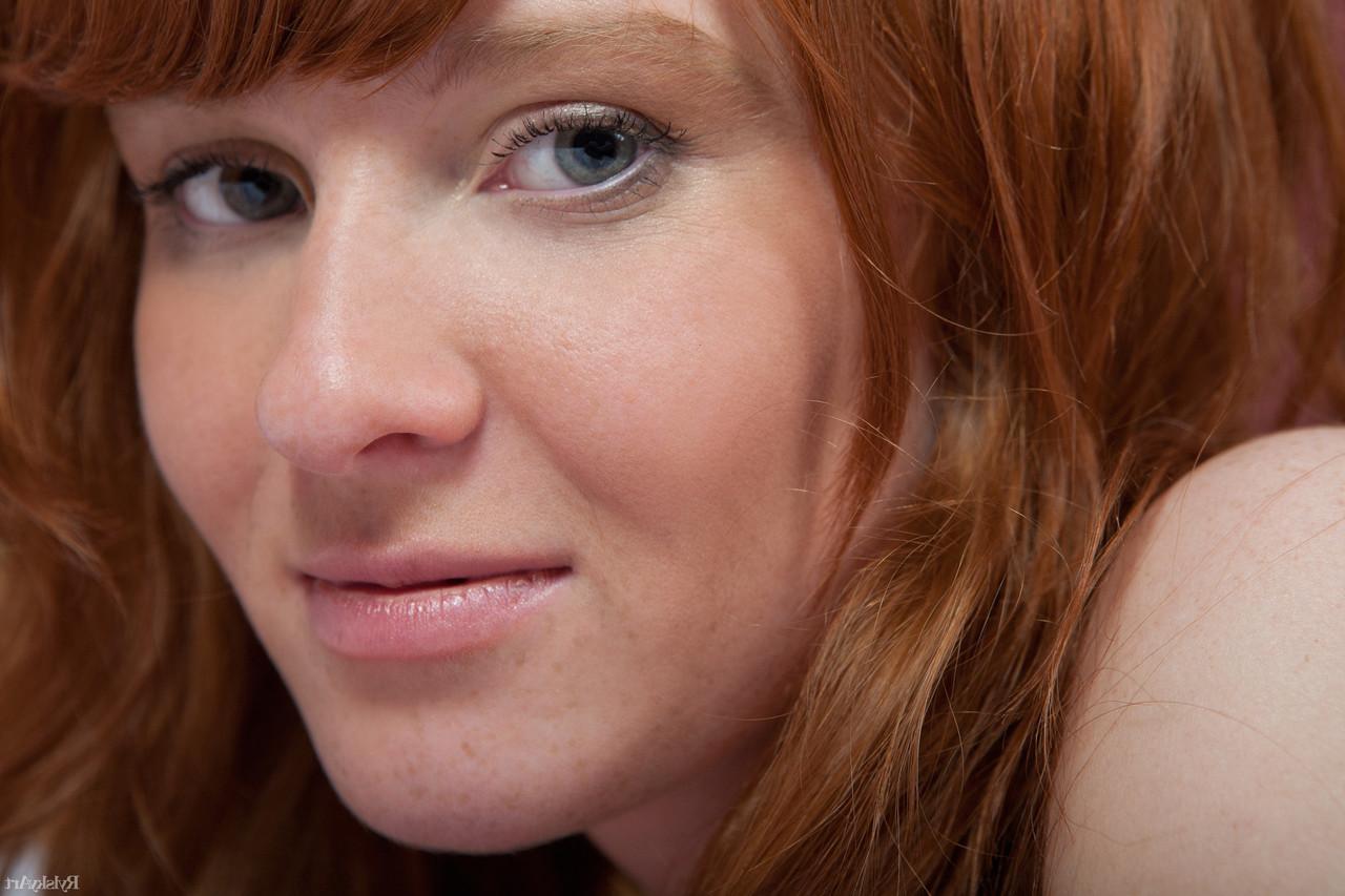 20P Brisa, douce rousse à la chatte poilue, pose nue dans sa chambre.