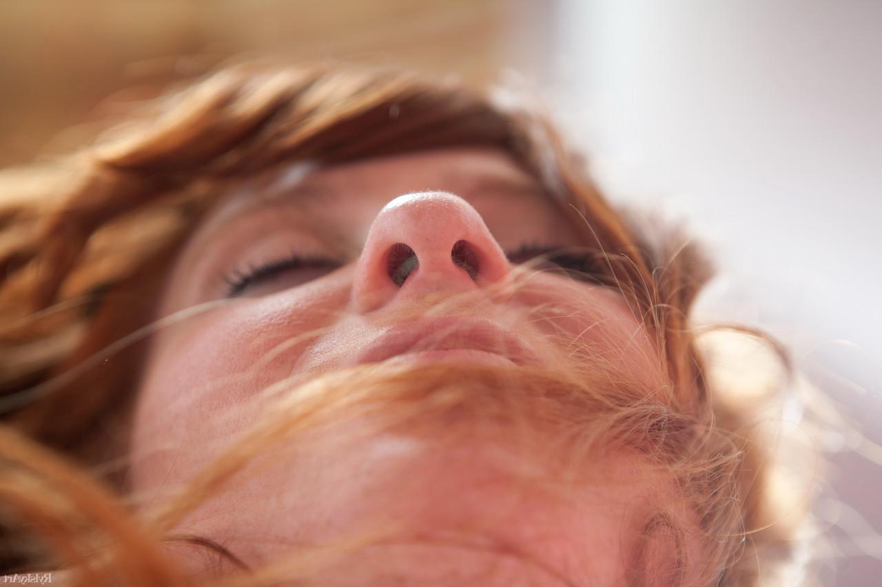20P Brisa, douce rousse à la chatte poilue, pose nue dans sa chambre.