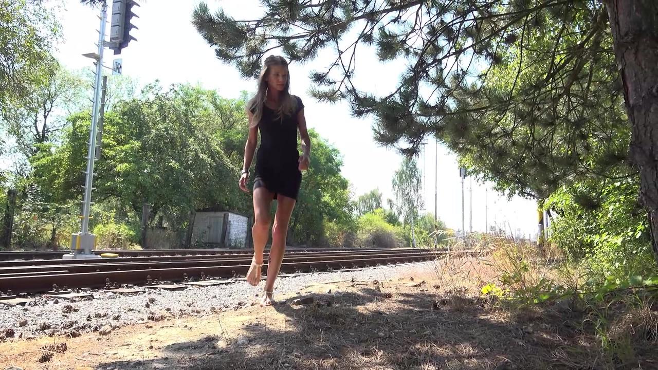 15P Sarah Key, una chica de piernas largas, orina contra un árbol