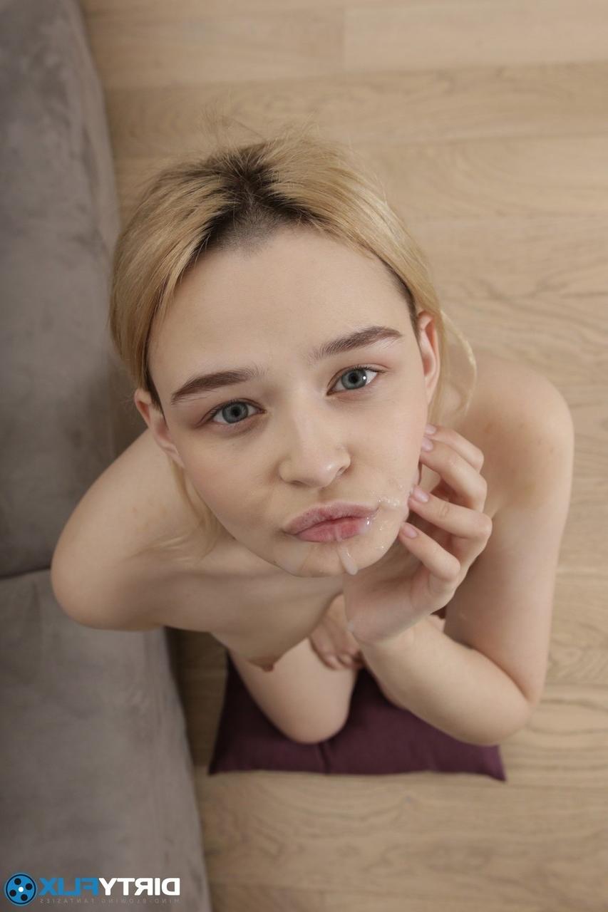 15P Loira mal legal faz sexo de buceta na boca enquanto usa meias brancas