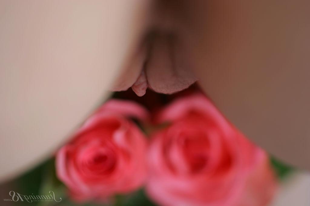 16P A beleza quase legal Sasha K adorna seu corpo nu com rosas recém-colhidas
