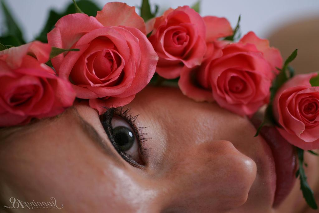 16P A beleza quase legal Sasha K adorna seu corpo nu com rosas recém-colhidas