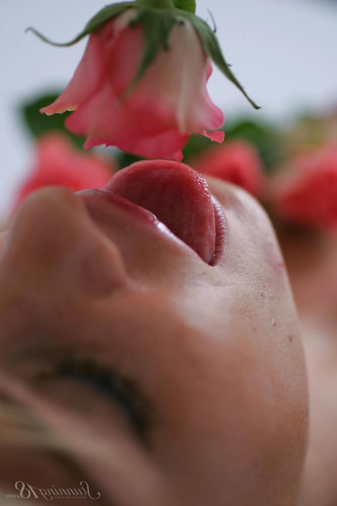 16P A beleza quase legal Sasha K adorna seu corpo nu com rosas recém-colhidas