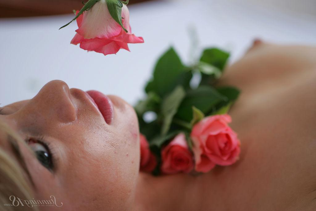 16P A beleza quase legal Sasha K adorna seu corpo nu com rosas recém-colhidas
