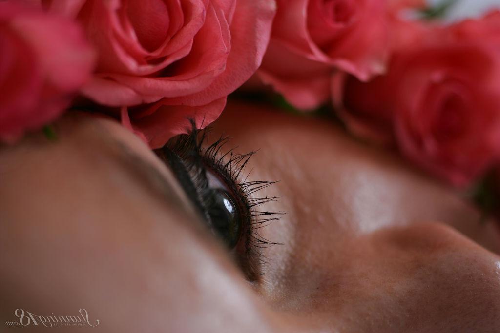 16P A beleza quase legal Sasha K adorna seu corpo nu com rosas recém-colhidas