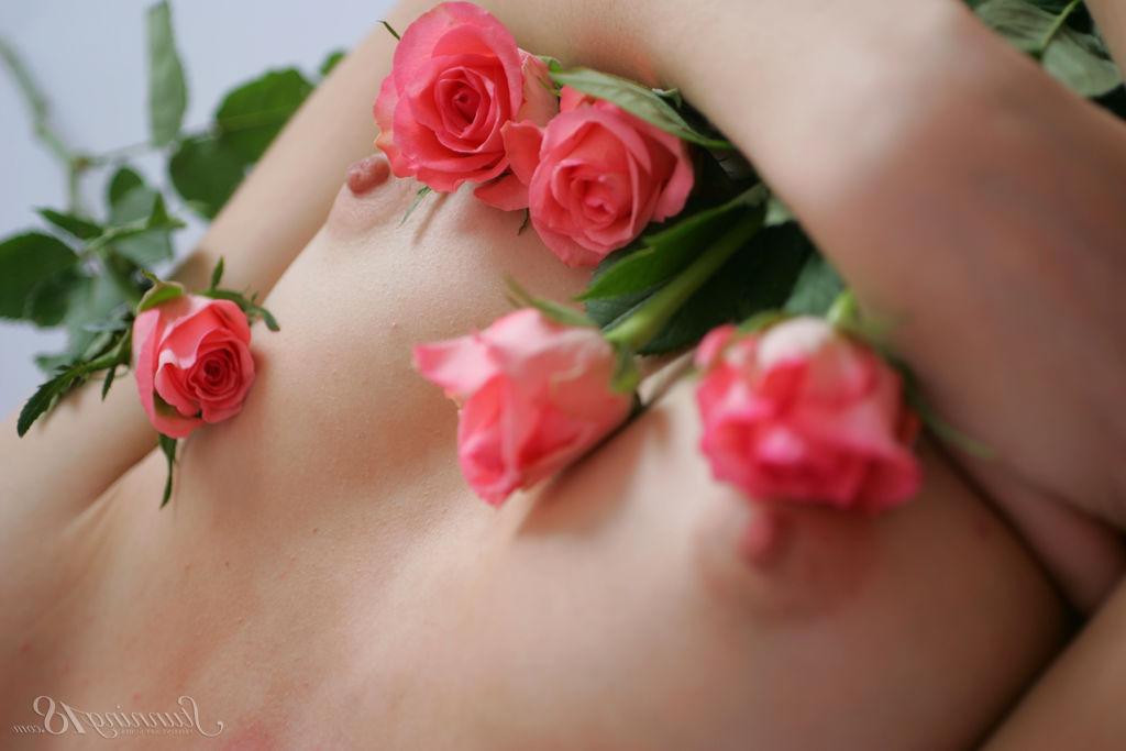 16P A beleza quase legal Sasha K adorna seu corpo nu com rosas recém-colhidas