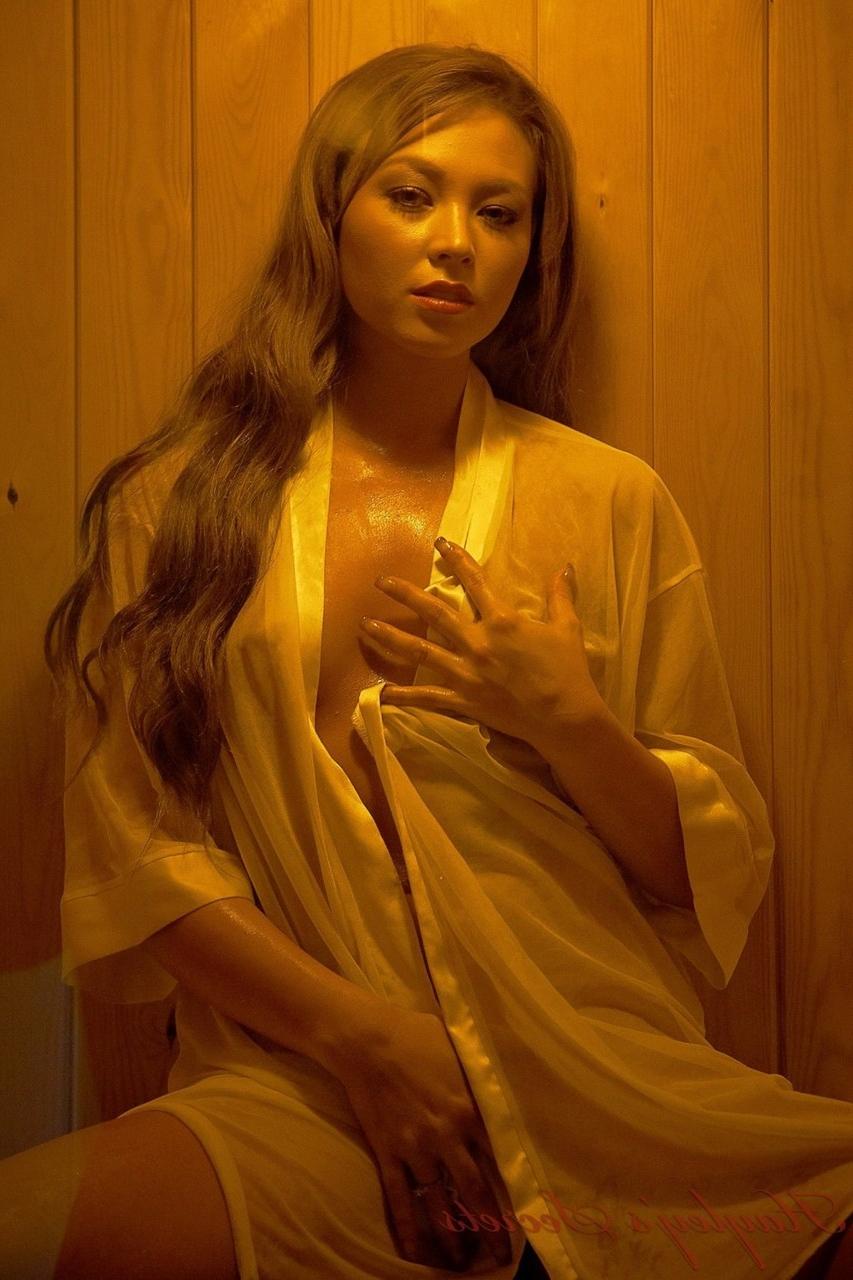 12P Natalia Forrest, une femme solo, expose son corps en sueur dans un sauna.