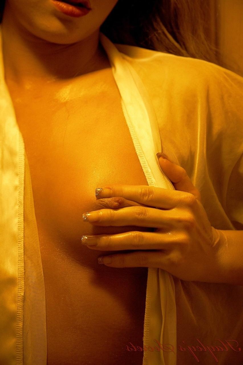 12P Natalia Forrest, une femme solo, expose son corps en sueur dans un sauna.