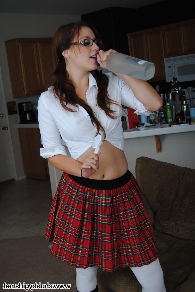 16P Colegiala gordita se quita la ropa pero se deja las gafas puestas