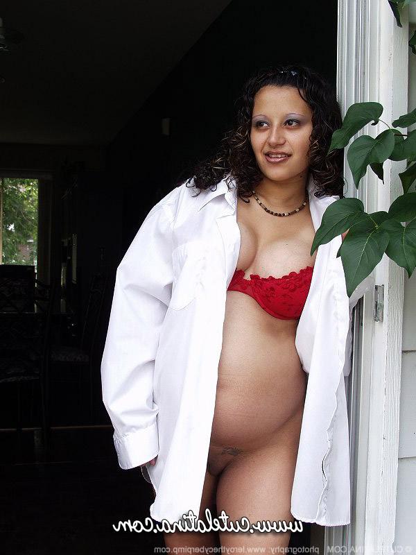 15P Mujer latina embarazada muestra sus tetas llenas de leche y su barriga desnuda