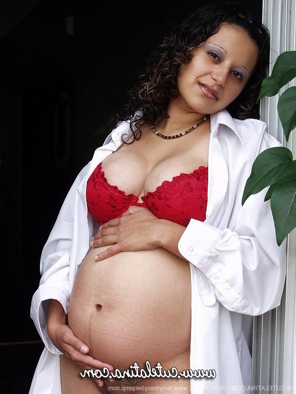 15P Mujer latina embarazada muestra sus tetas llenas de leche y su barriga desnuda