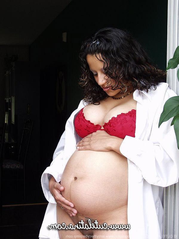 15P Mujer latina embarazada muestra sus tetas llenas de leche y su barriga desnuda