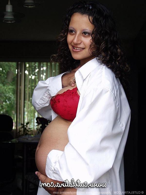 15P Mujer latina embarazada muestra sus tetas llenas de leche y su barriga desnuda