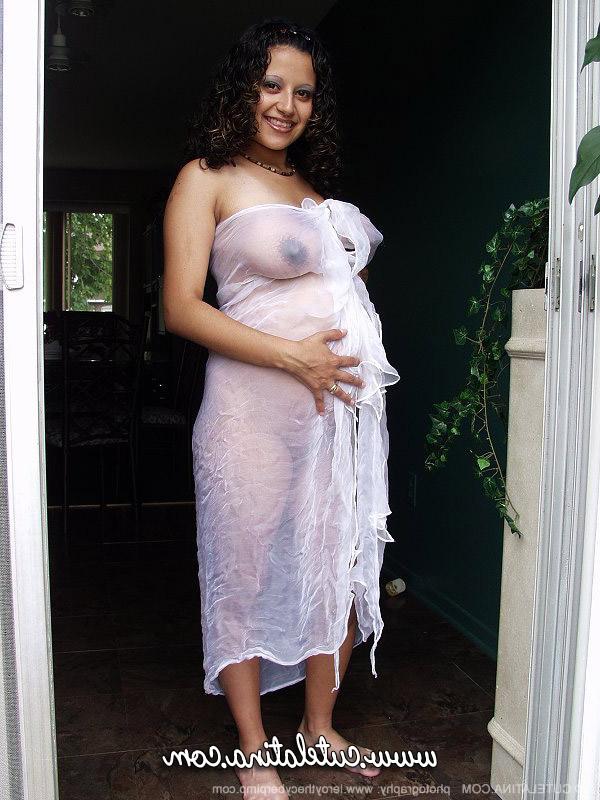 15P Mujer latina embarazada muestra sus tetas llenas de leche y su barriga desnuda