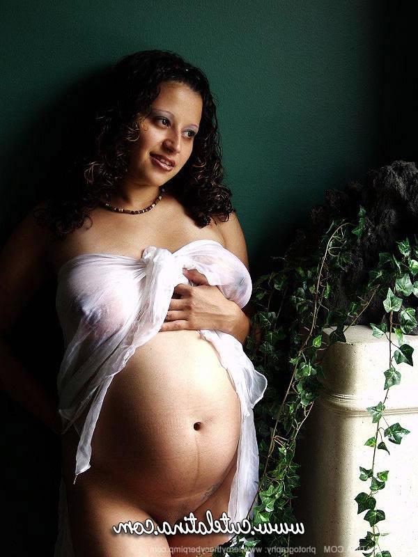 15P Mujer latina embarazada muestra sus tetas llenas de leche y su barriga desnuda