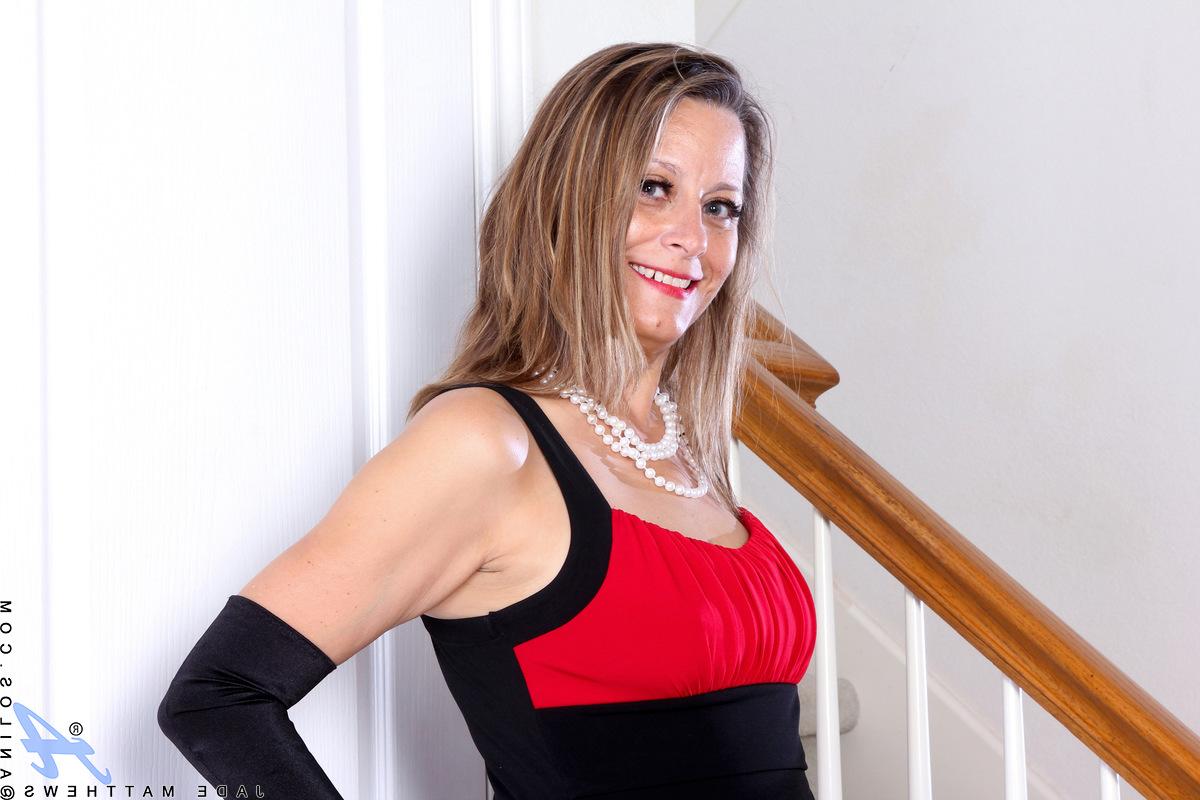 16P La sexy señora mayor Jade Matthews se mete los dedos en el coño durante su primer show desnuda