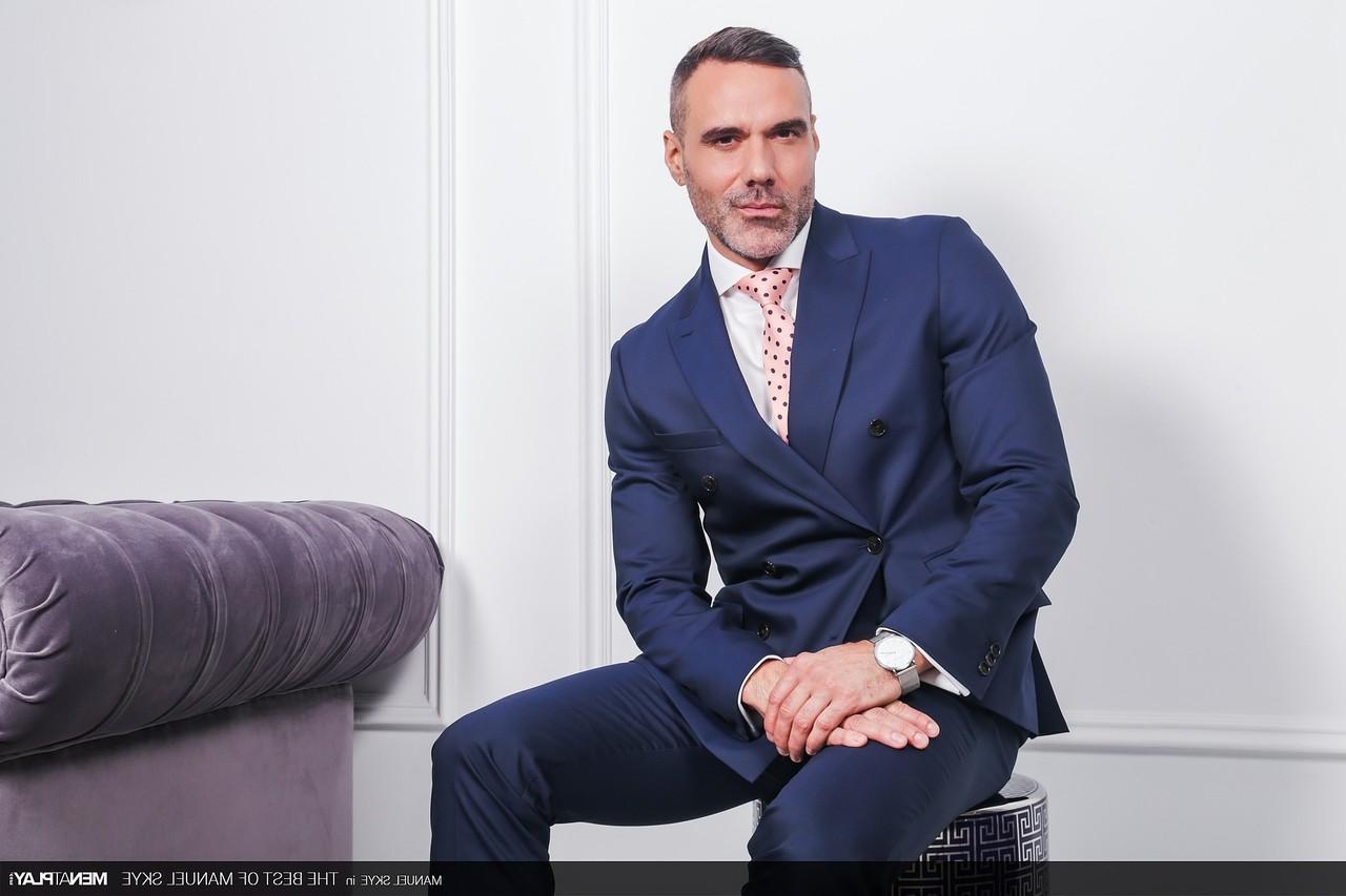 12P Bodybuilder Manuel Skye shows his big dick while teasing in suits