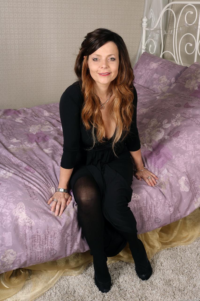 20P Kinky amadora MILF Gemma Gold revela seus lindos peitos e espalha sua vulva