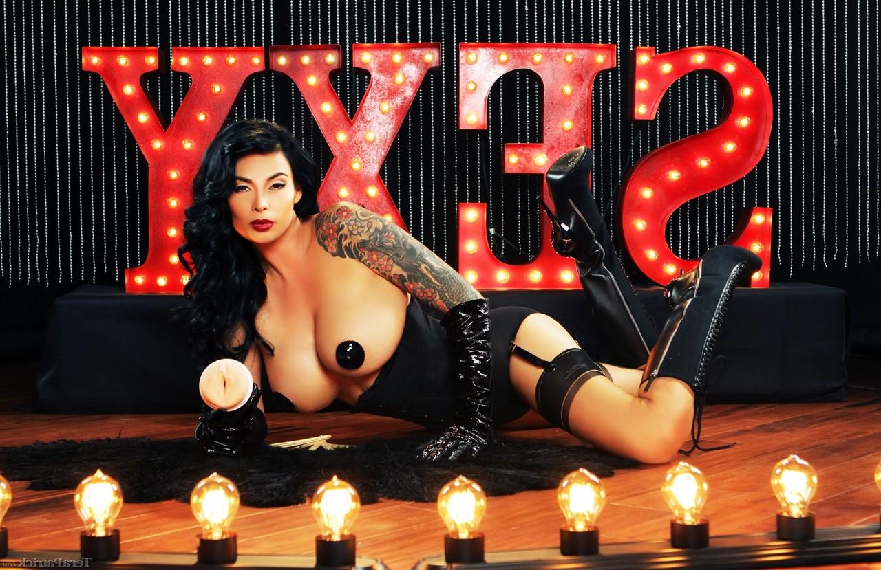 15P Der asiatische Top-Pornostar Tera Patrick macht sexy Posen in und ohne Unterwäsche