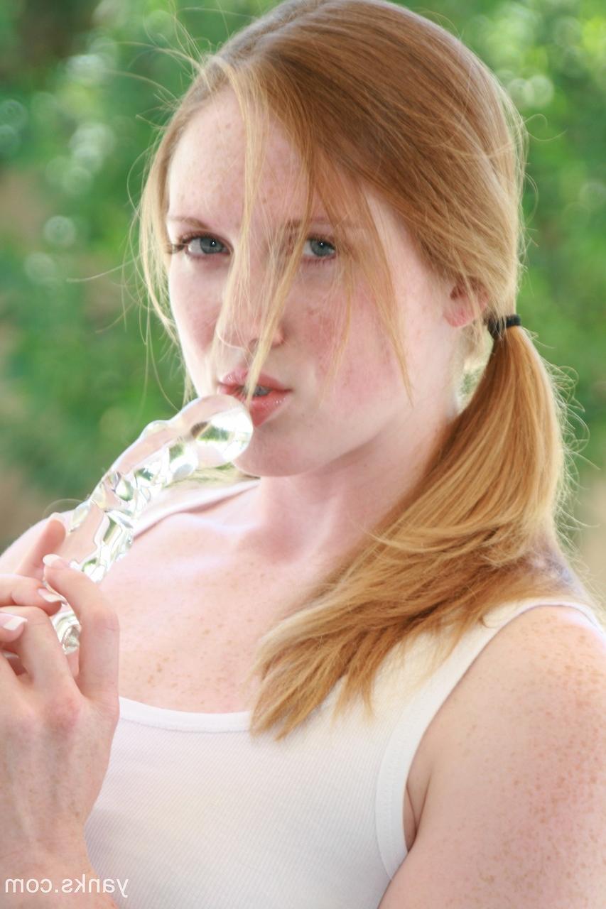 17P Pelirroja con trenzas se sube la falda para jugar en el coño al aire libre con un consolador de cristal