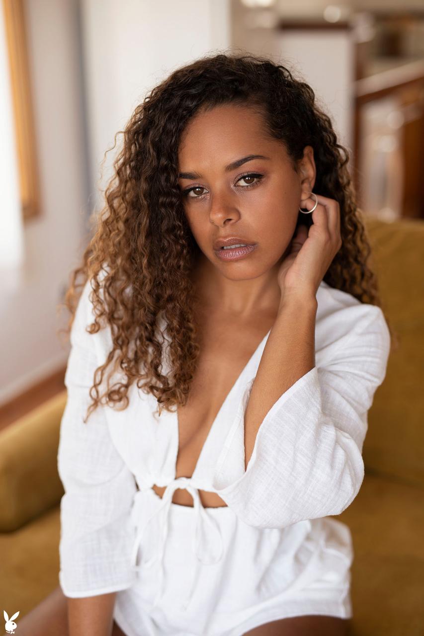 19P Das lockige Babe Agatha stellt ihre kleinen Titten und ihren geilen Arsch in einer Soloshow zur Schau
