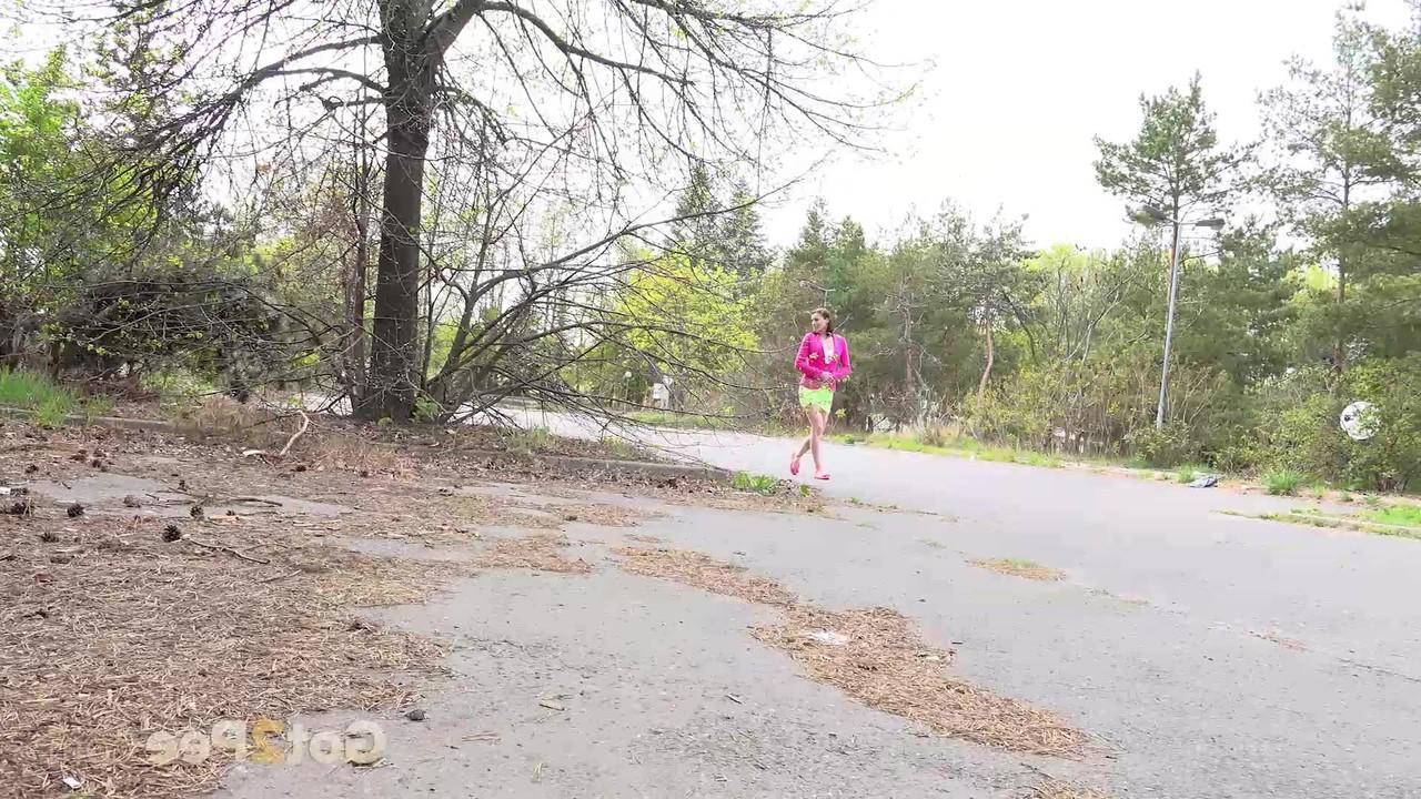 15P A garota sozinha Victoria Daniels faz xixi em cima de um arbusto ao lado de uma estrada