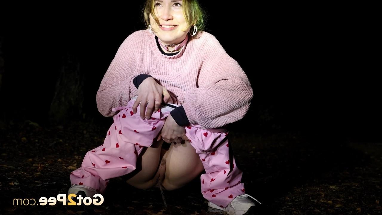 15P A menina branca Squanch Baby é pega fazendo xixi ao ar livre à noite