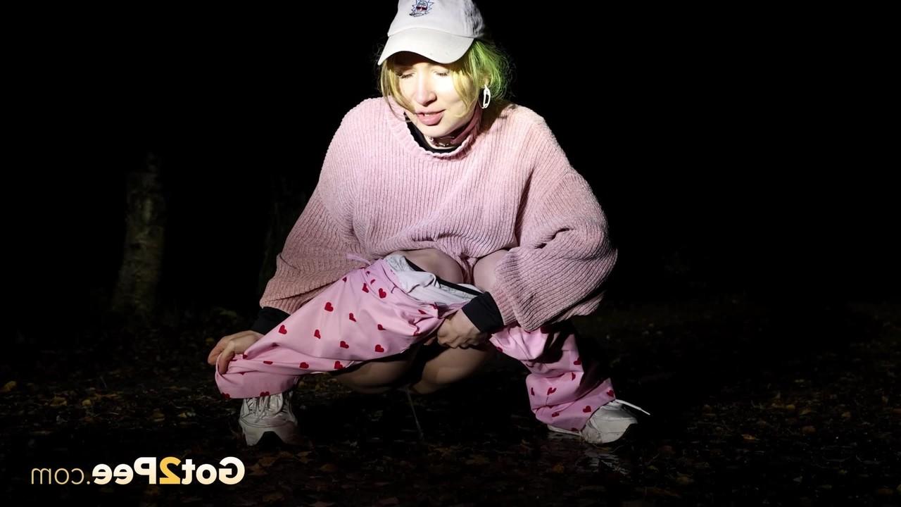 15P A menina branca Squanch Baby é pega fazendo xixi ao ar livre à noite