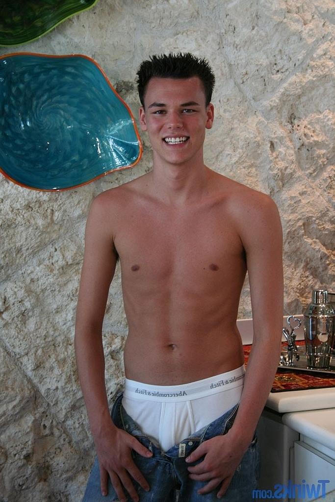 20P Der magere Schnuckel Jared Long zieht seine Jeans aus und holt sich einen runter von seinem fetten Schwanz
