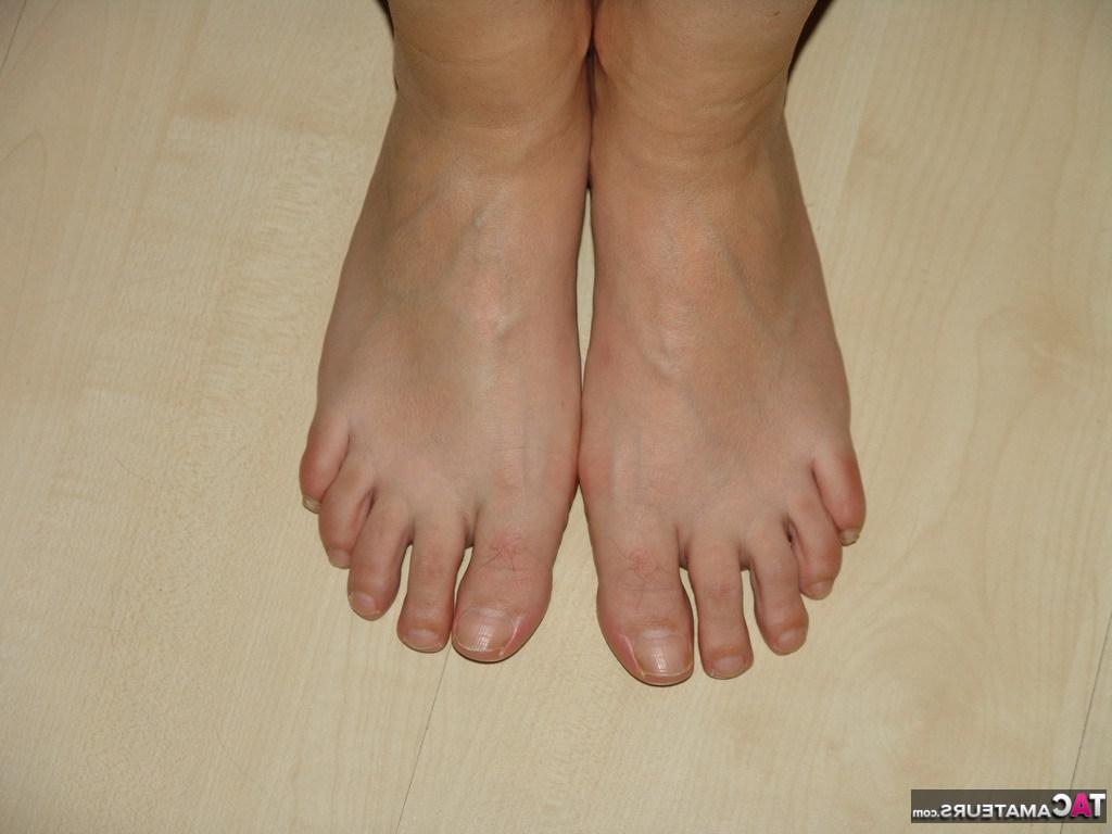 20P Loira amadora Sweet Susi tira meias e sapatos OTK antes de inserir um vibrador