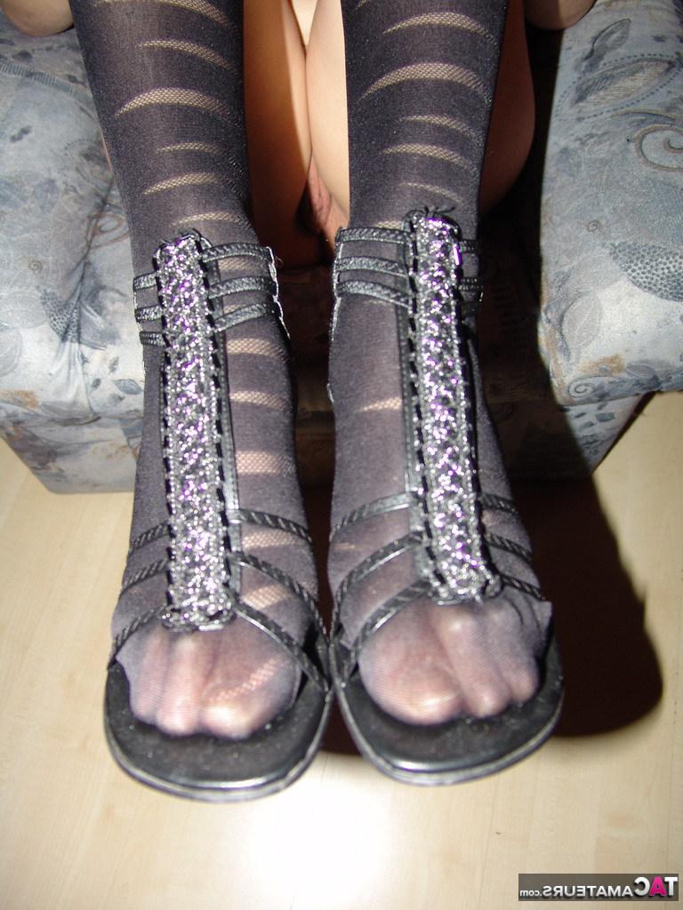 20P Loira amadora Sweet Susi tira meias e sapatos OTK antes de inserir um vibrador