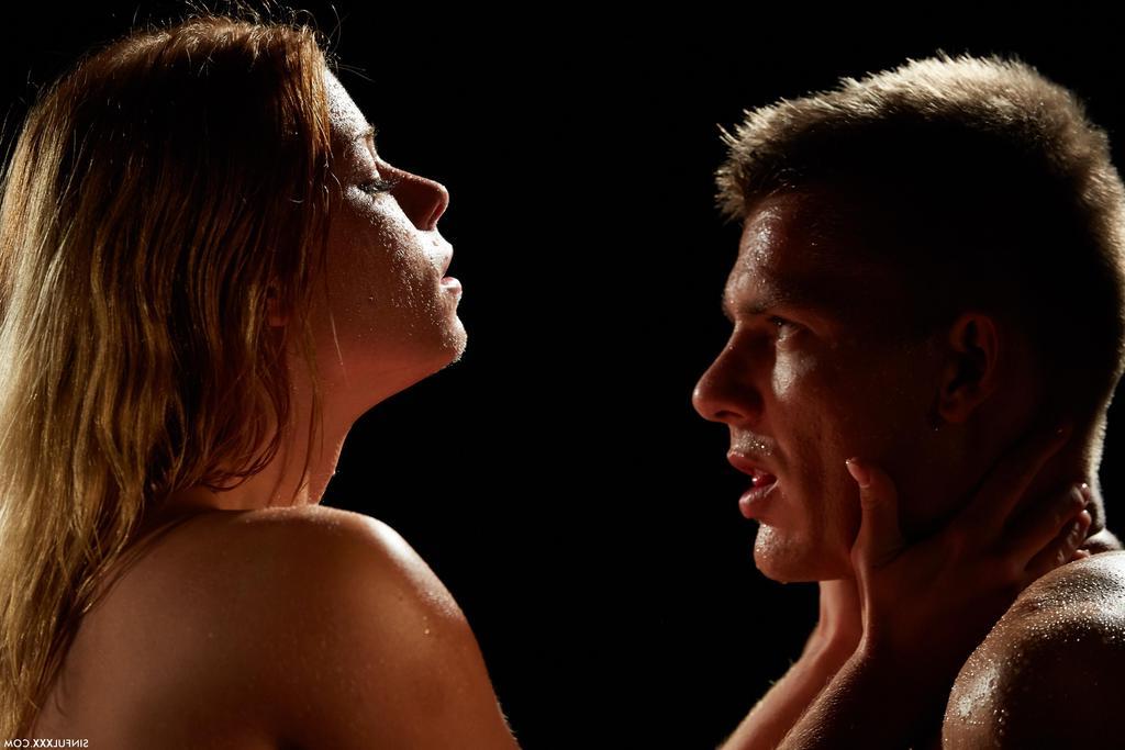 16P Heißes Paar lässt sich vor dem Sex bei ausgeschaltetem Licht komplett einölen