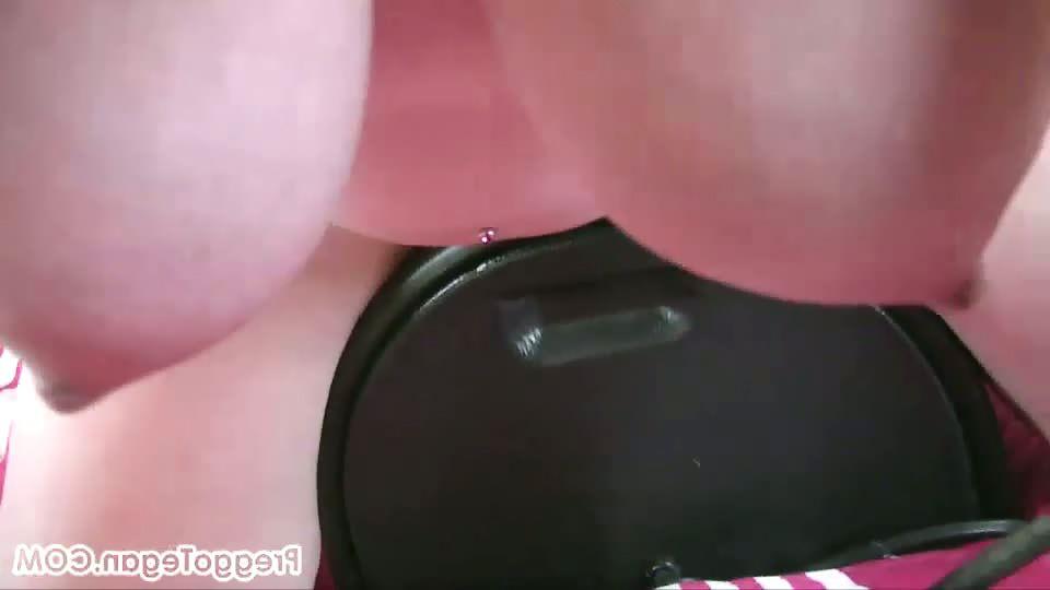 10P Une blonde enceinte trouve un soulagement sexuel sur un lit avec une machine sexuelle Sybian
