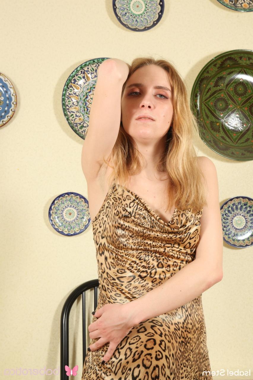 20P La Russe Isabel Stern se déshabille, pose nue et écarte sa chatte chaude.