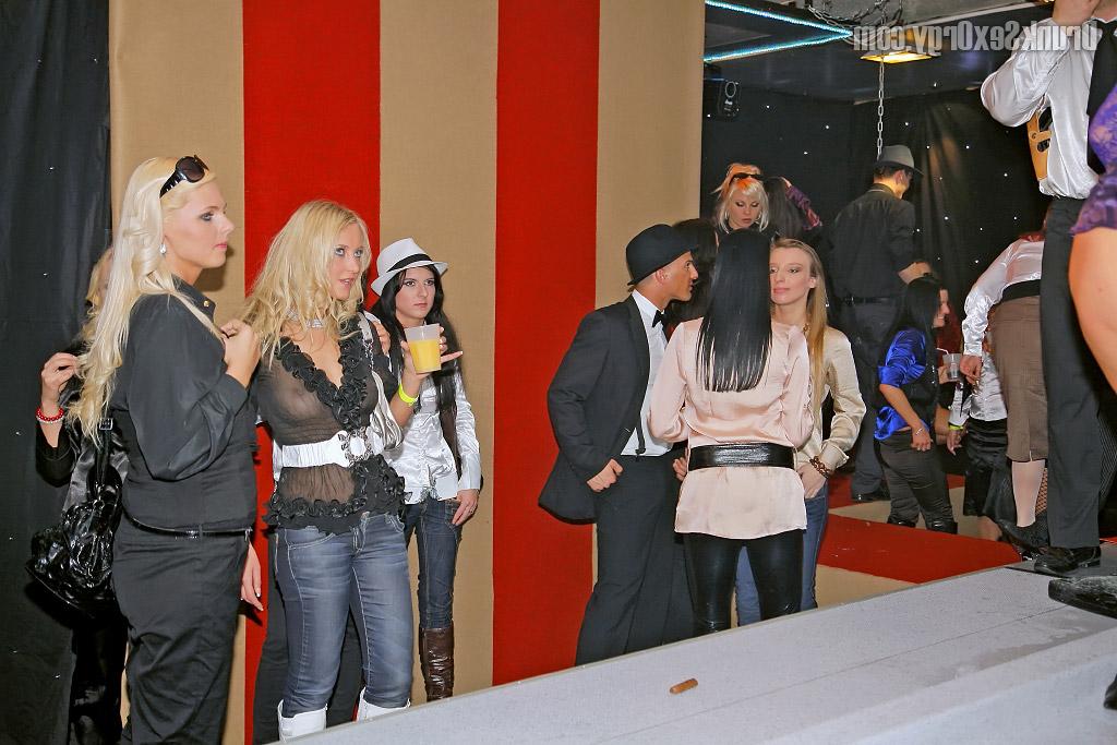 16P Une salope blonde fait une gorge profonde pendant que d'autres filles se font baiser