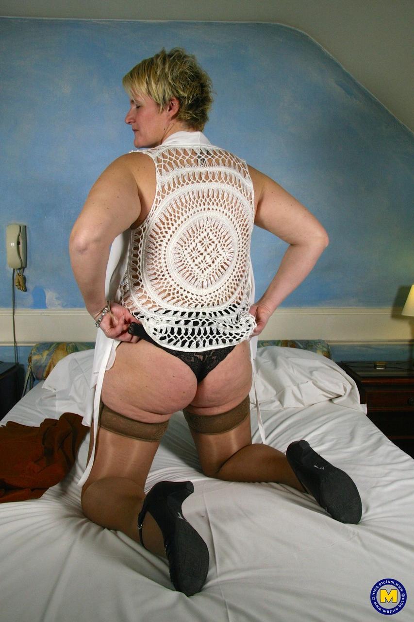 20P La madura rubia gorda michelle o se quita la ropa y juega con un juguete sexual