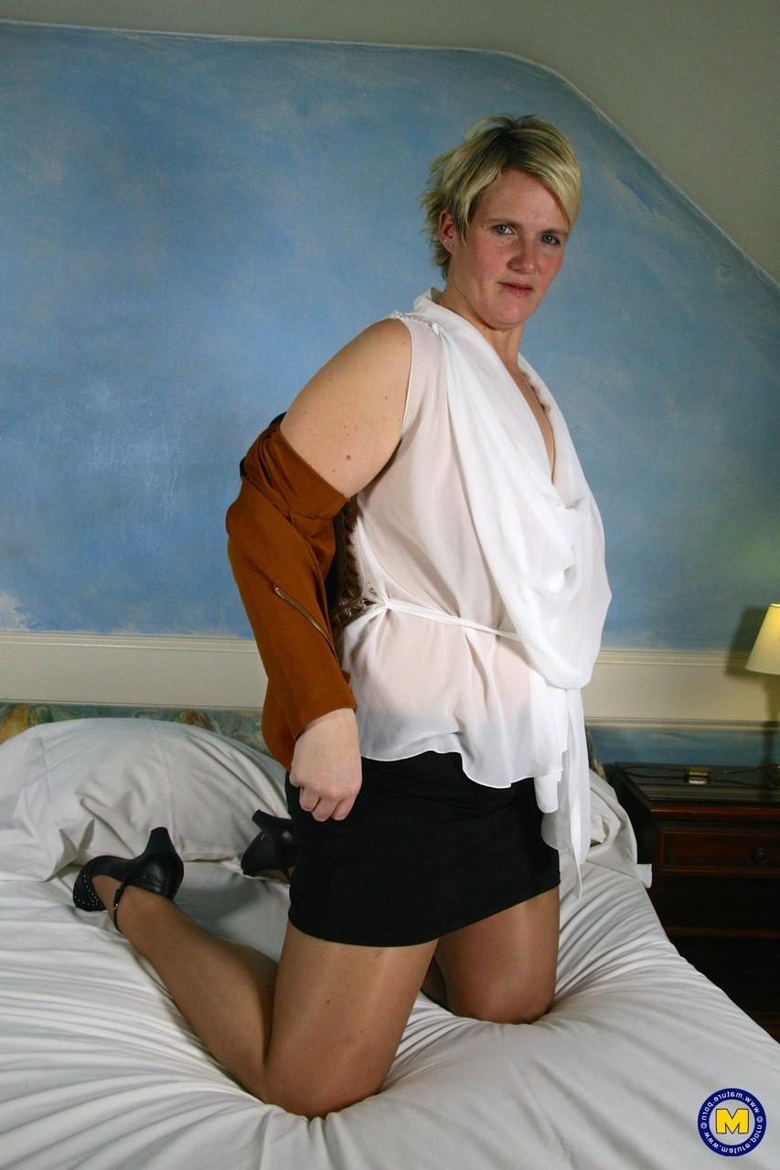 20P La madura rubia gorda michelle o se quita la ropa y juega con un juguete sexual