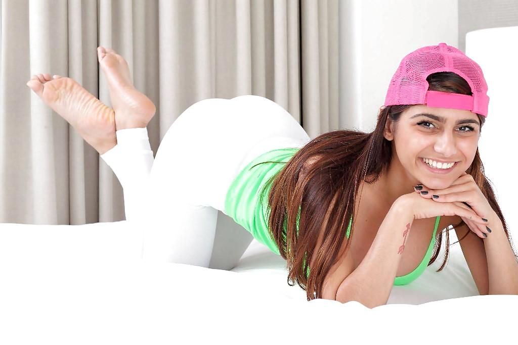 16P A top pornstar Mia Khalifa apresenta sua bunda perfeita e peitos enormes