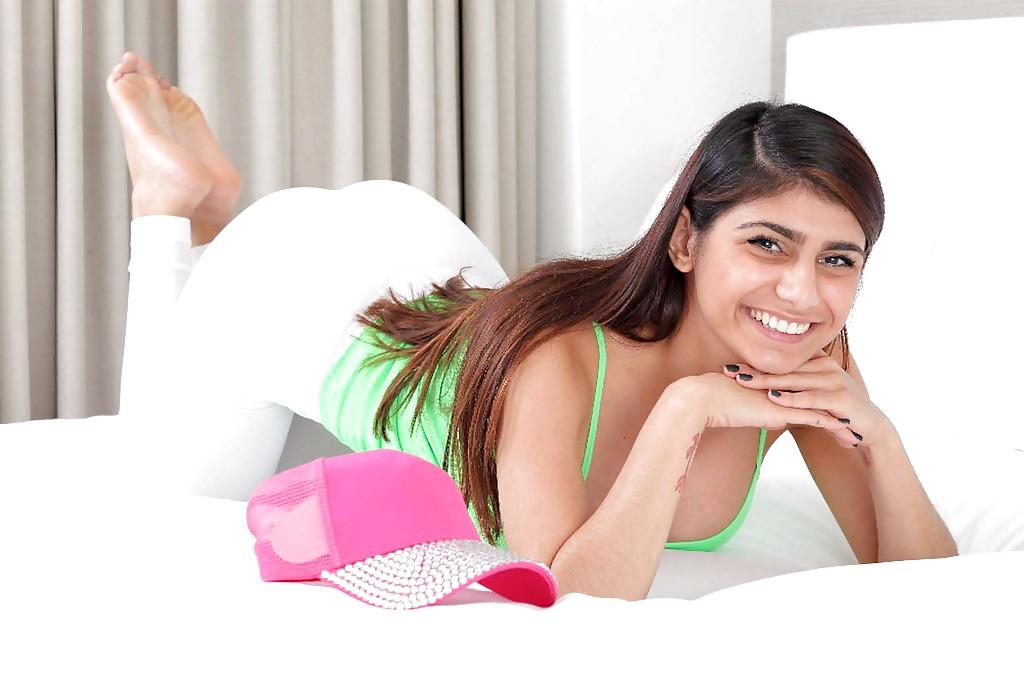 16P A top pornstar Mia Khalifa apresenta sua bunda perfeita e peitos enormes