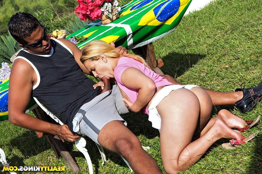 16P O desgraçado latino Dani Miranda leva sua boceta apertada ao ar livre