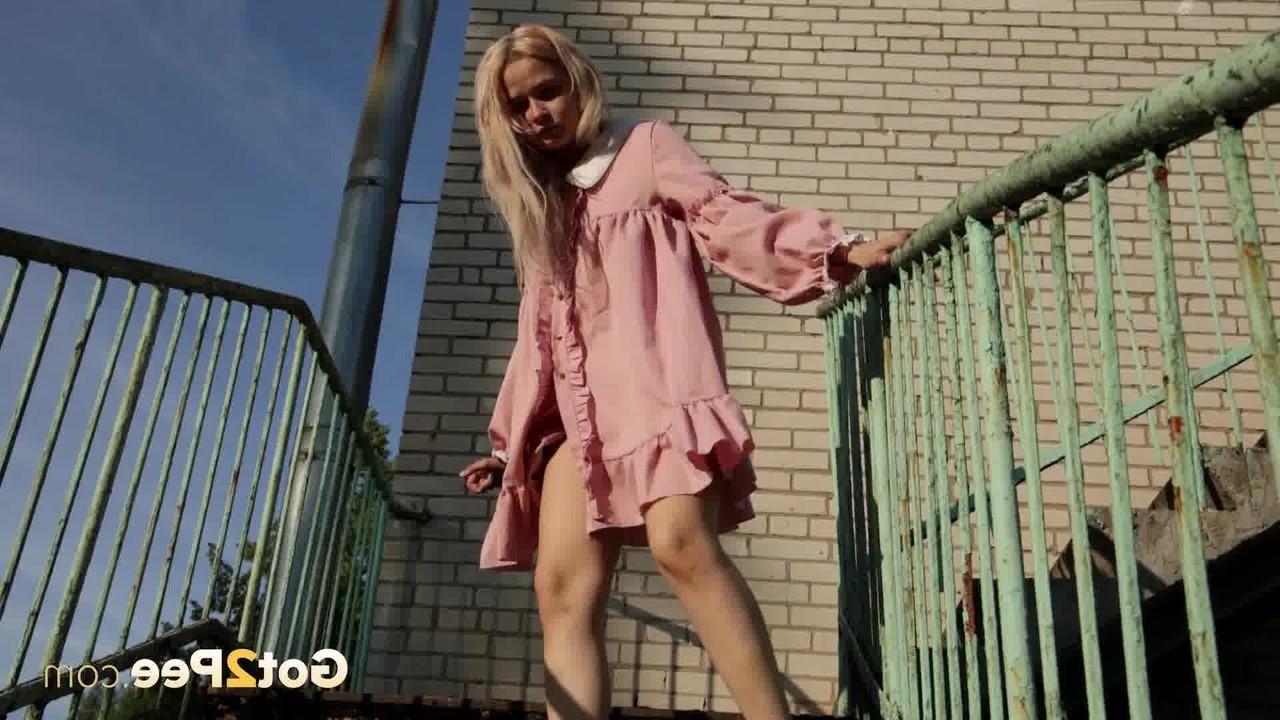 15P A loira Lina faz xixi muito necessário nas escadas de ferro