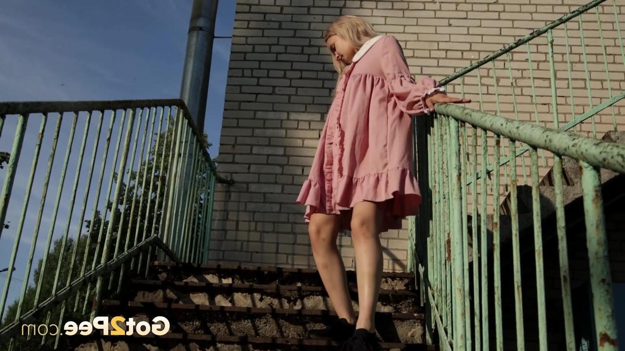 15P A loira Lina faz xixi muito necessário nas escadas de ferro