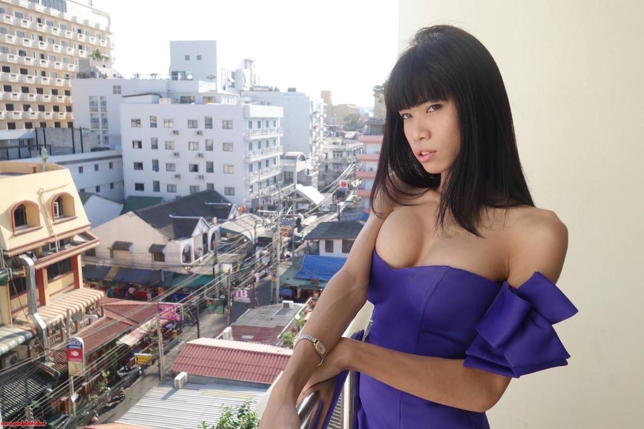 20P A linda ladyboy Jenny posa com seu vestido roxo e mostra os seios na varanda