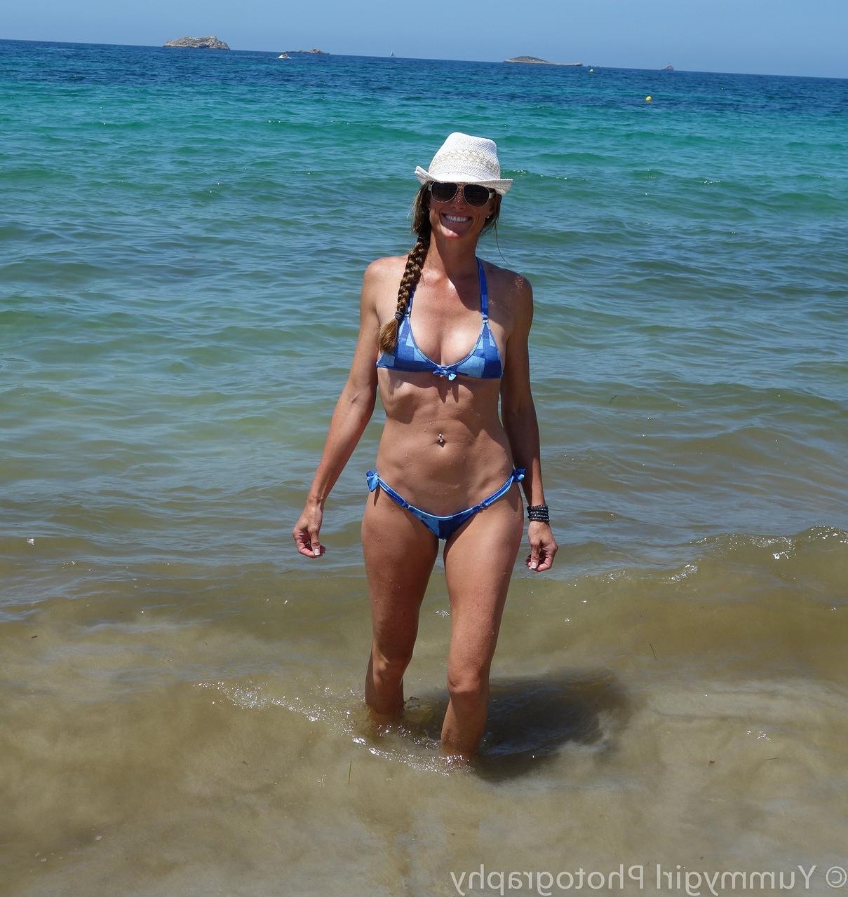 20P A morena magra e madura Sofie Marie expõe sua buceta e esfrega na praia