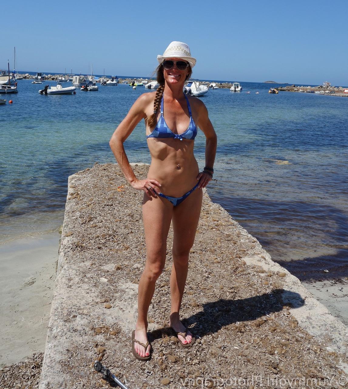 20P A morena magra e madura Sofie Marie expõe sua buceta e esfrega na praia