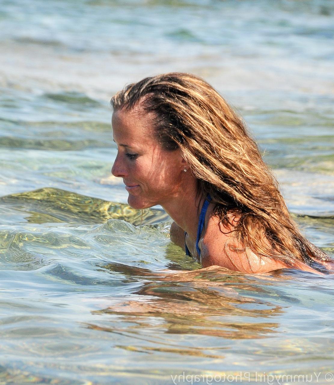 20P A morena magra e madura Sofie Marie expõe sua buceta e esfrega na praia