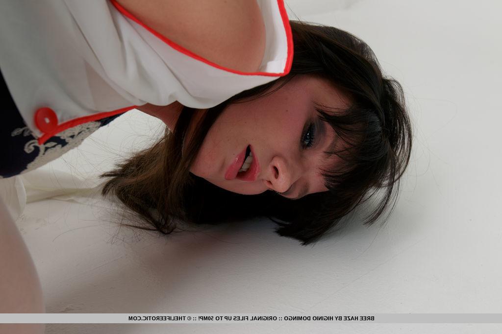 16P L'infirmière sexy Bree Haze enfile des gants en latex avant d'écarter son sale trou du cul.