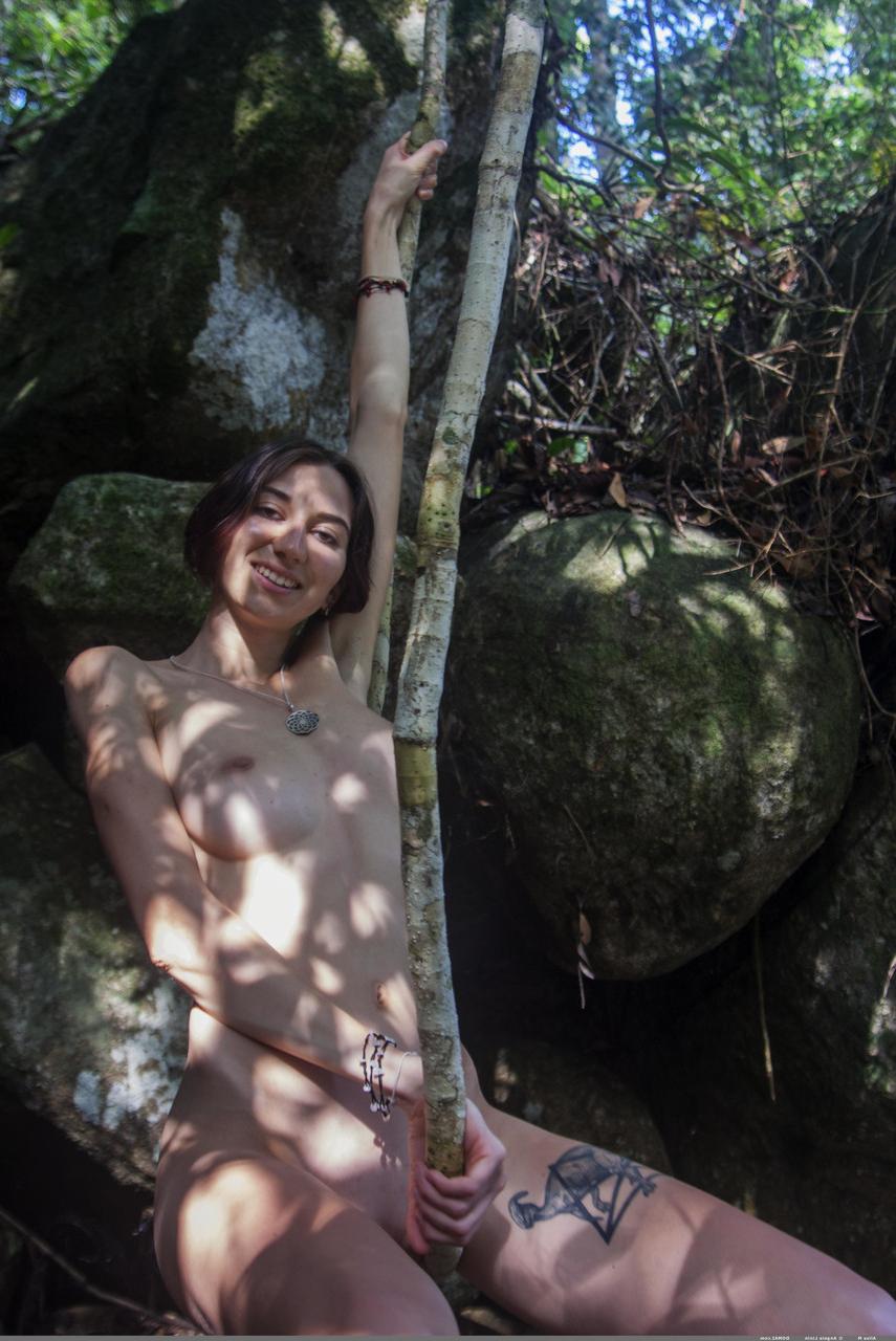 20P A linda gata russa Alisa M mostra seu lindo corpo nu ao ar livre