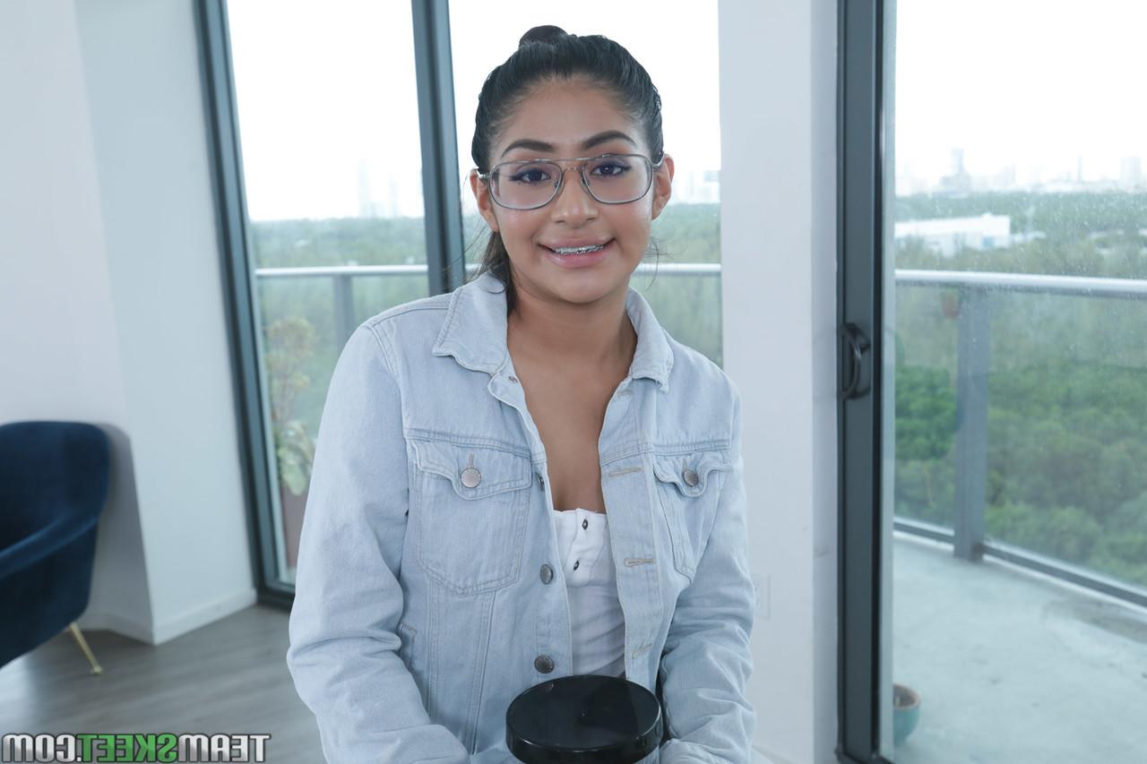 20P Binky Beaz, une jeune bien roulée, aime le sexe en levrette et se fait jizzer ses lunettes.