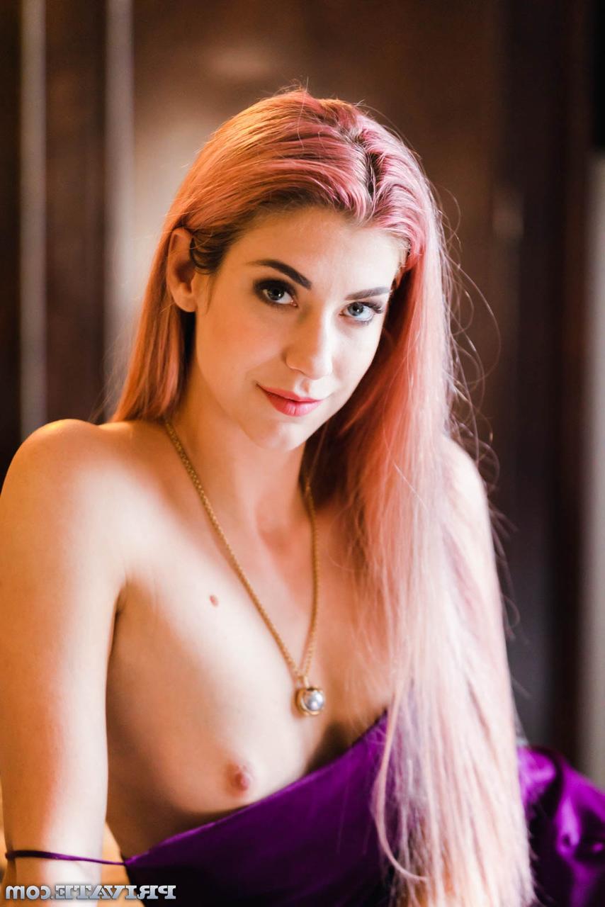 20P A húngara Shona River, de cabelo rosa, esfrega os peitos enquanto é fodida